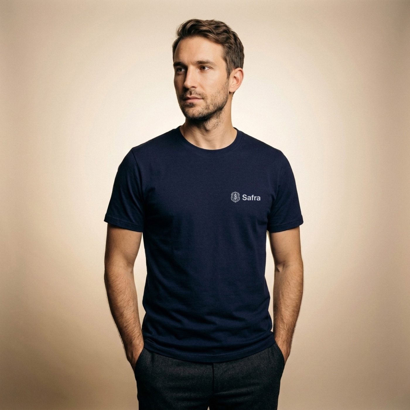 Camiseta Basic Safra azul-marinho vestida em modelo