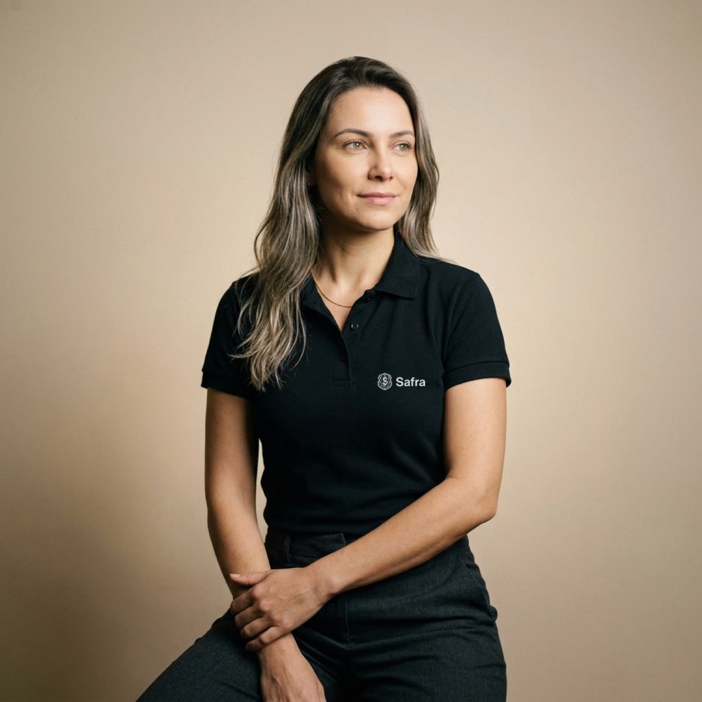 Polo Basic Feminina Safra preta vestida em modelo