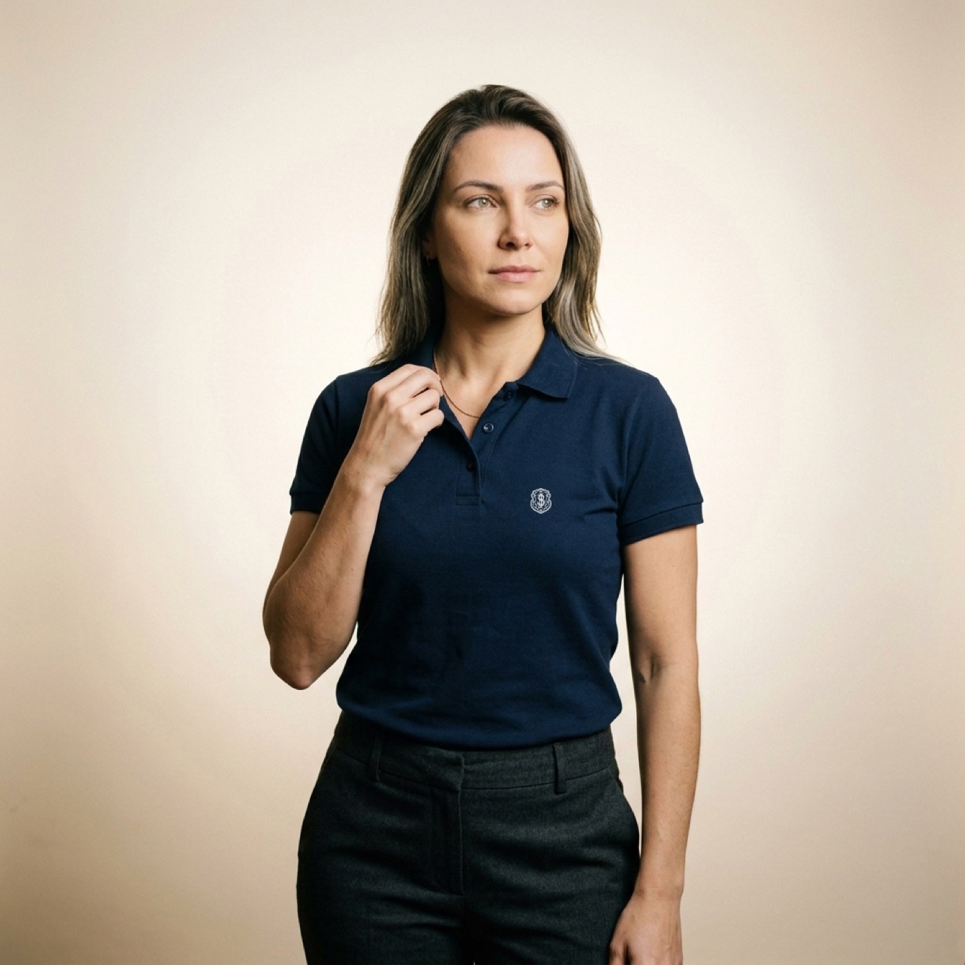 Polo Pima Feminina Safra azul-marinho vestida em modelo