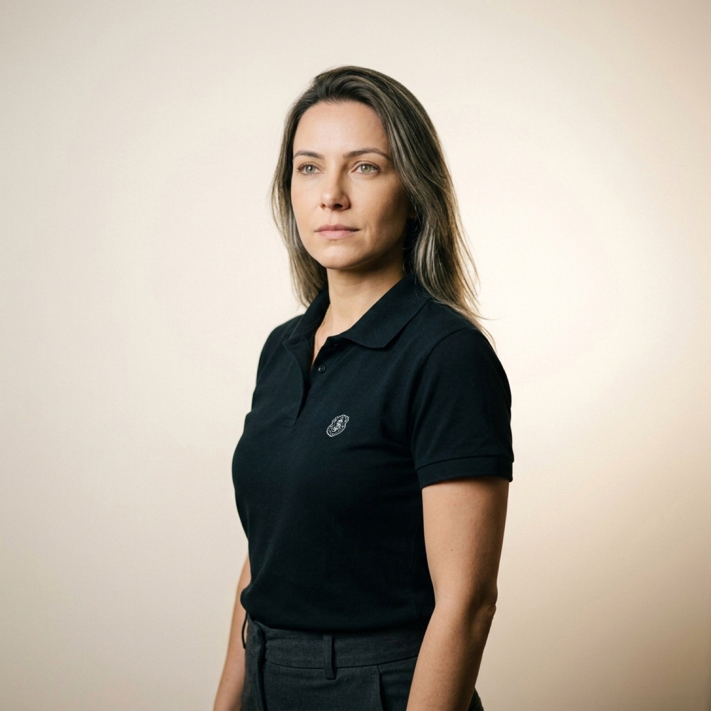 Polo Pima Feminina Safra preta vestida em modelo