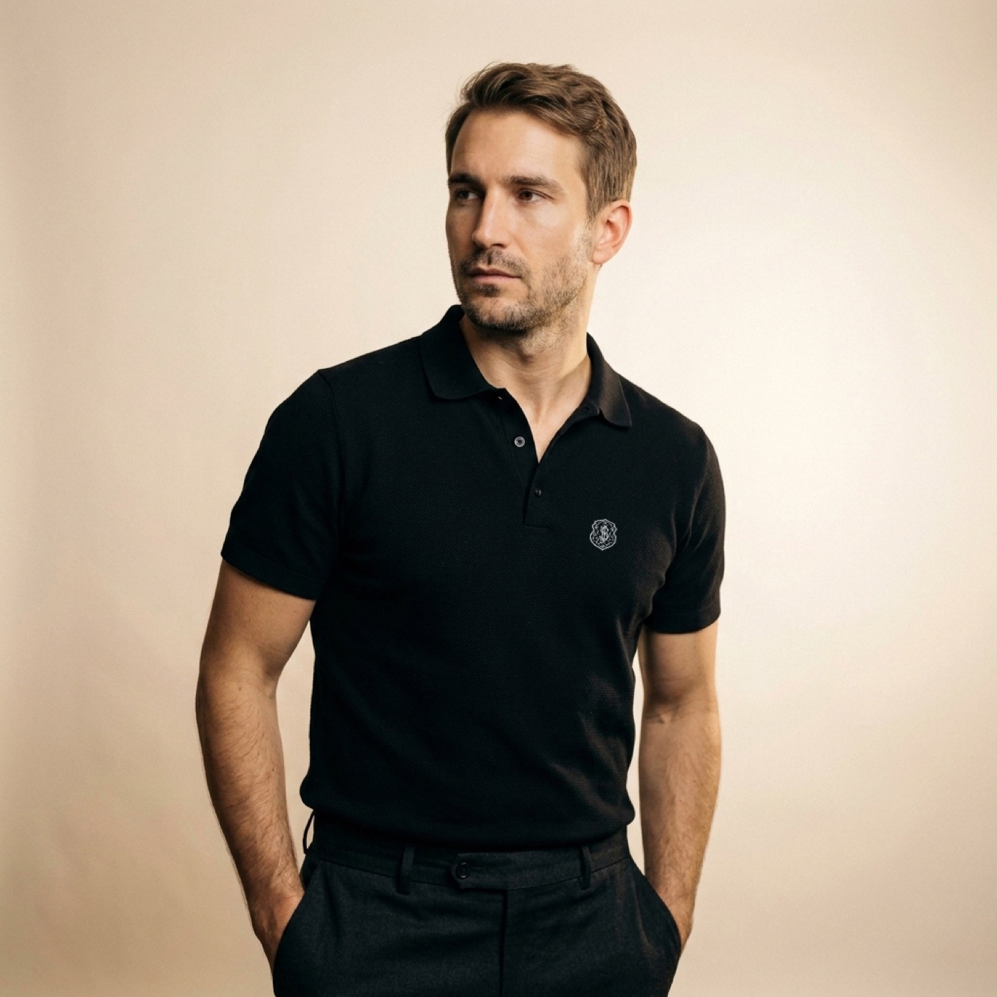 Polo Pima Masculina Safra preta vestida em modelo